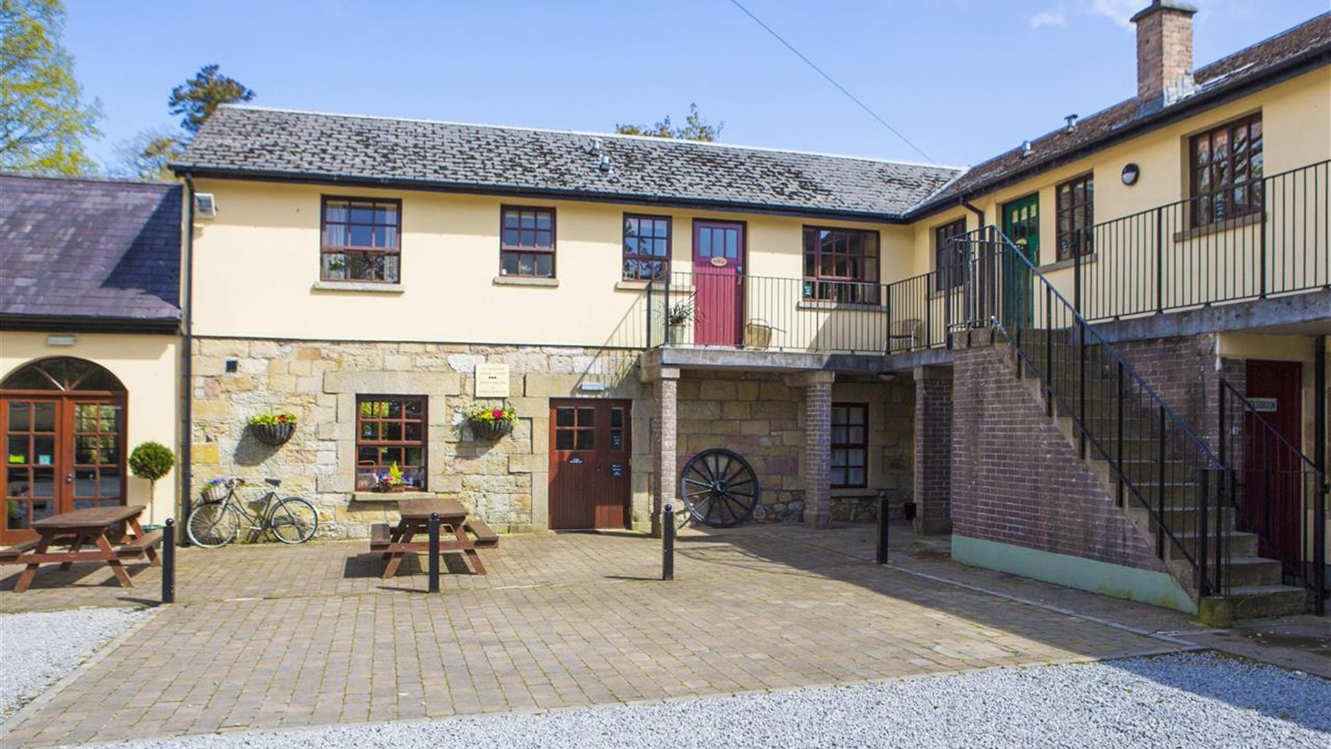 Blessingbourne Courtyard Apartments with picnic tables outside