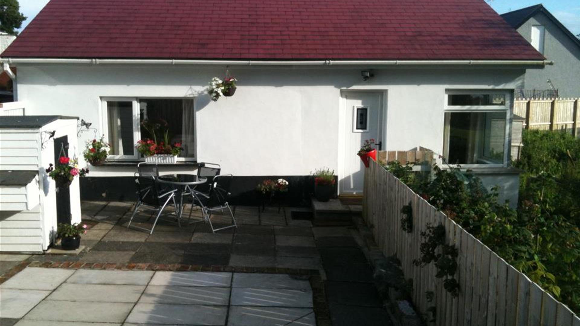 Outside view of Ronan Cottage with table and chairs