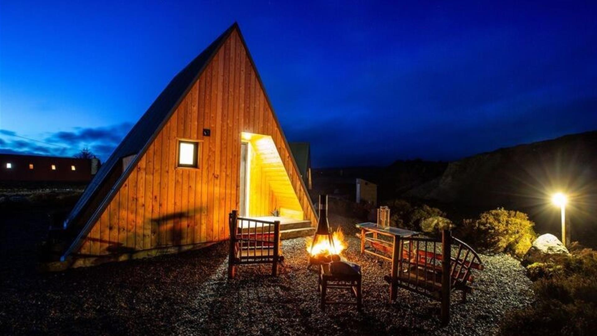 firepit and 2 chairs outside glamping pod