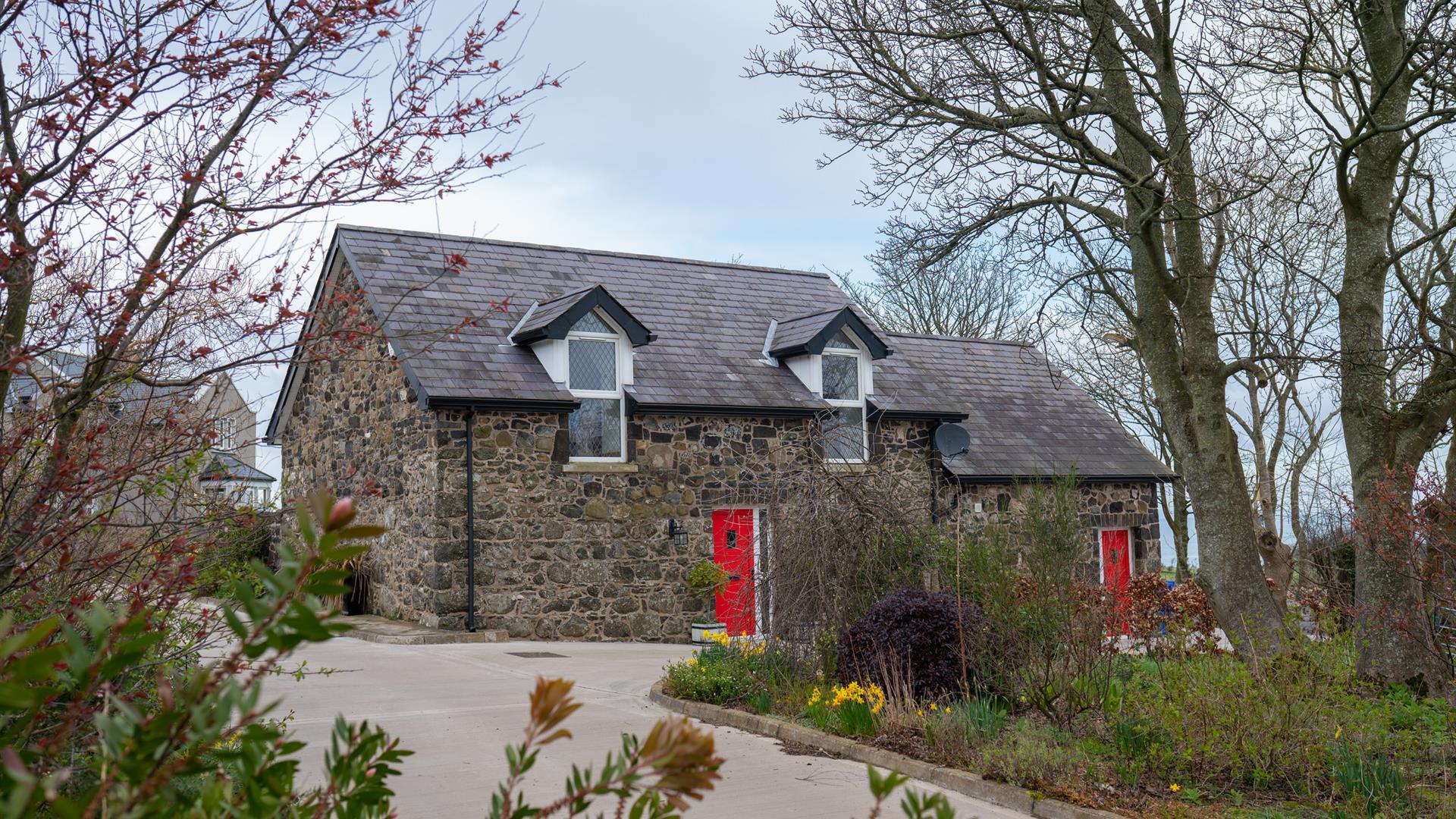 View of front of The Barn @ BallyCairn from entrance driveway