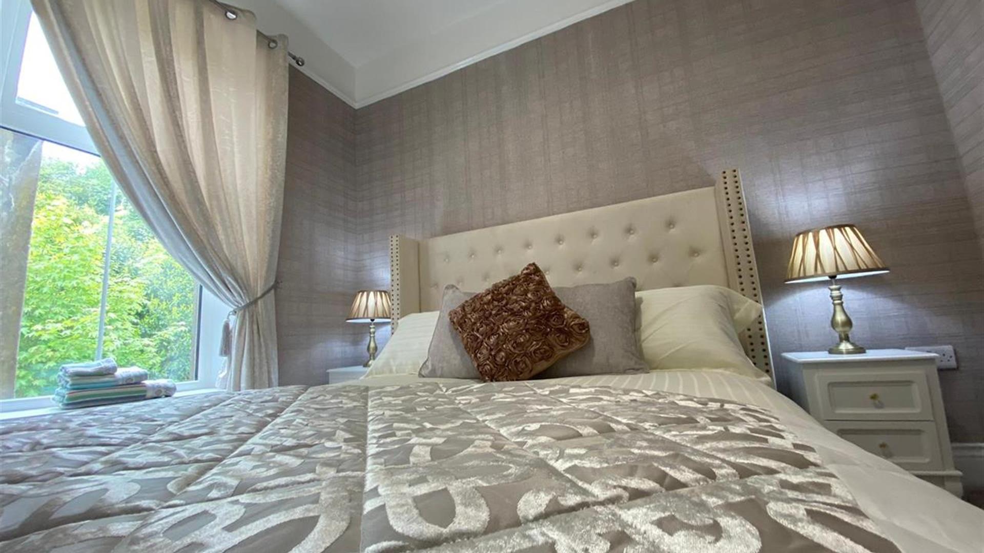 Luxury Lakeside Living – Broadview Georgian Townhouse 2