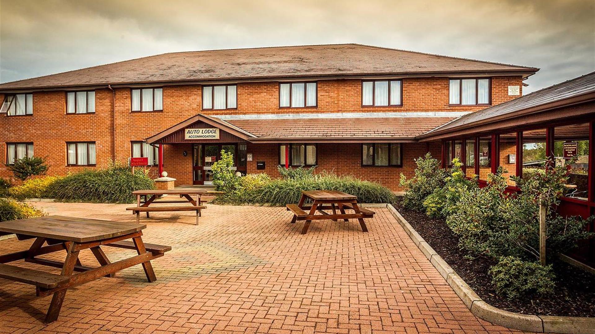 outside image of the Cohannon Inn with picnic tables to the front