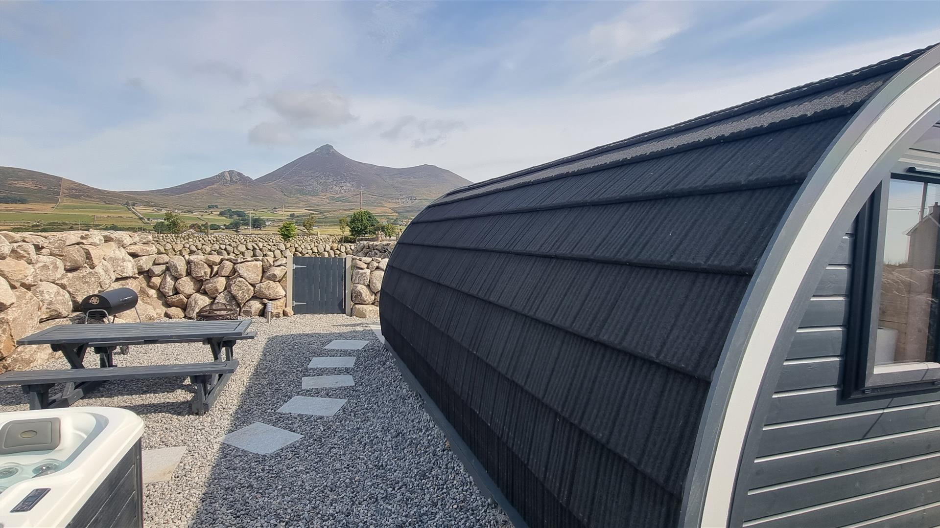 Mourne Luxury Glamping - Private Hot Tub - Scenic Views from the Pods