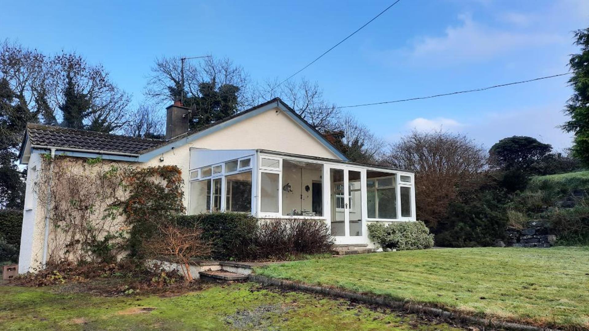 A 140 year old cottage restored in the 1990s in a traditional style,  just a 5 minute drive from both Royal Hillsborough and Dromore , it has fast roa