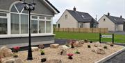 Image shows front of cottages with sign pointing to Reception