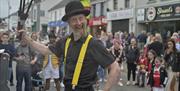 Babcock and Bobbins perform juggling at Buskfest