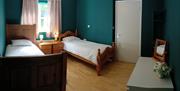 Bedroom 2 (2 single beds)