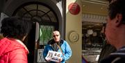 Guide David from Derrie Danders talking to a walking tour on one of the stops