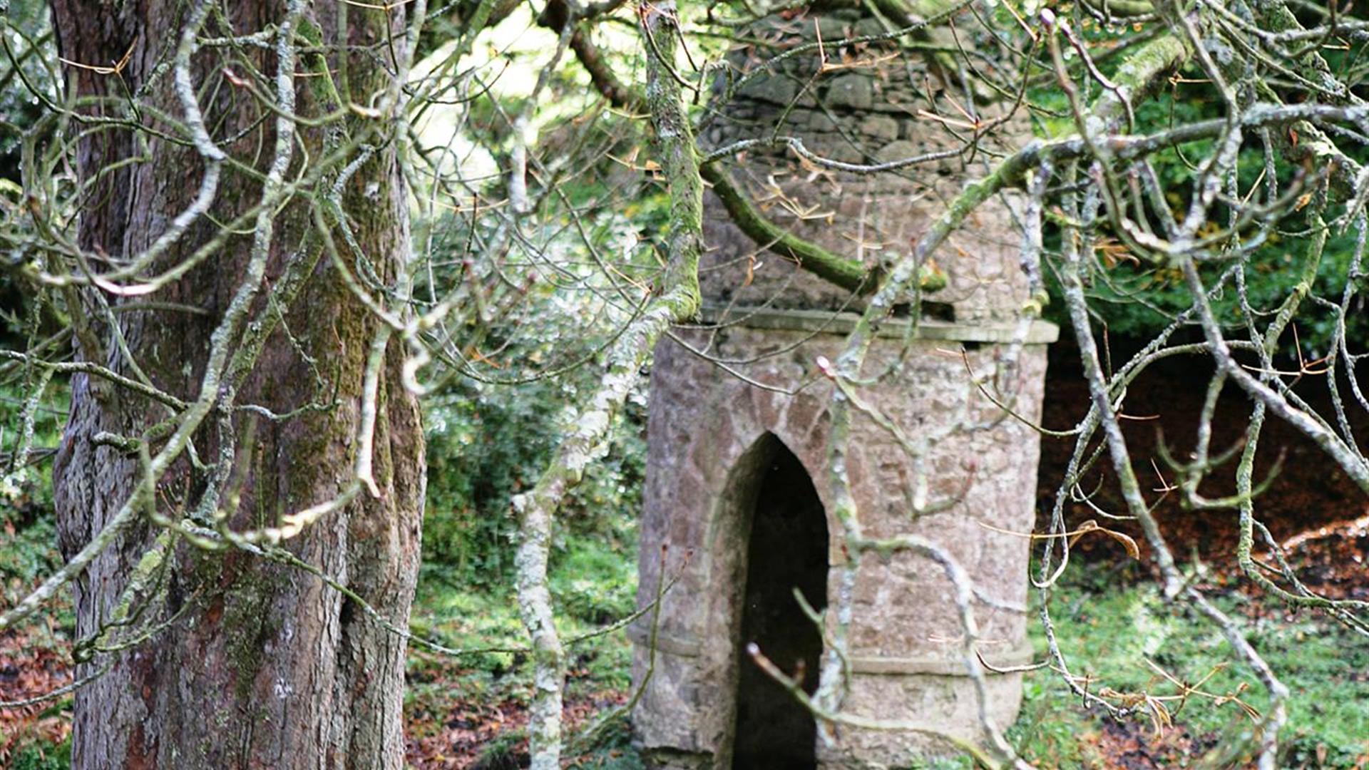 Ederney Covered Wishing Well