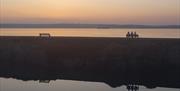 Photo silhouette of people enjoying the sunset over Belfast Lough