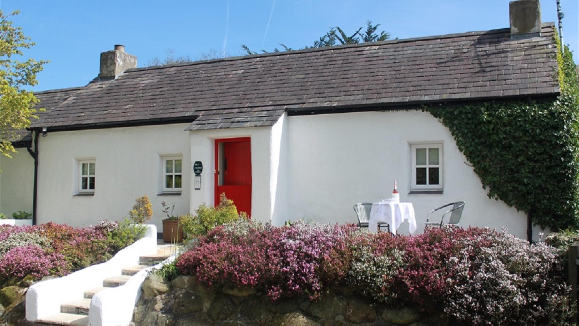 Image of the outside of Scott’s Barn, a luxurious five star 400 year old self catering Irish cottage
