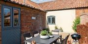 The Granary. Private Patio with BBQ. Norfolk Cottage Near the Broads National Park.