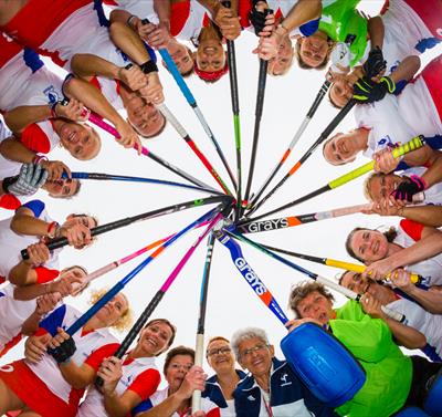 Image of a hockey team in a circle.