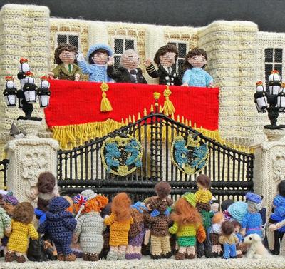 Yarn scene of VE Day at Buckingham Palace