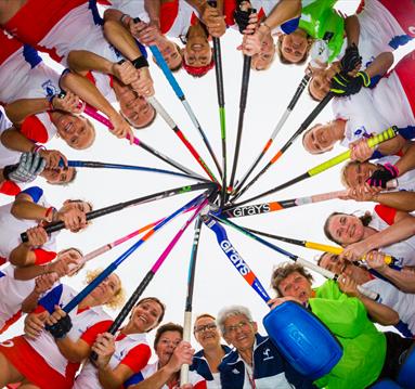 Image of a hockey team in a circle.