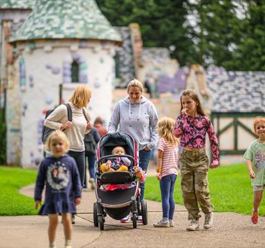 Photo og a family at Sundown Adventureland