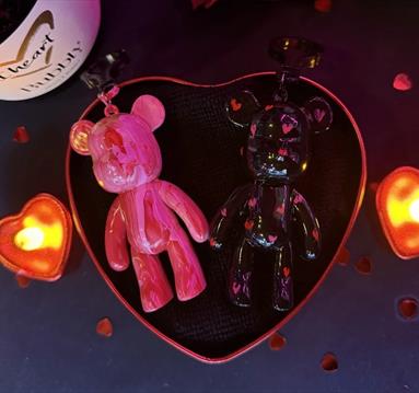 Splash Art - Galentines Keyrings Pour Art Session
