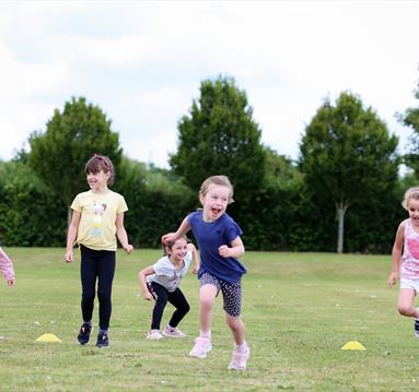 5 young children in a running race