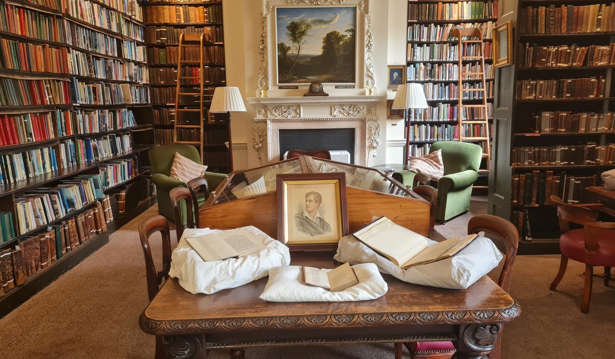 Photo of the interior of Bromley House Library