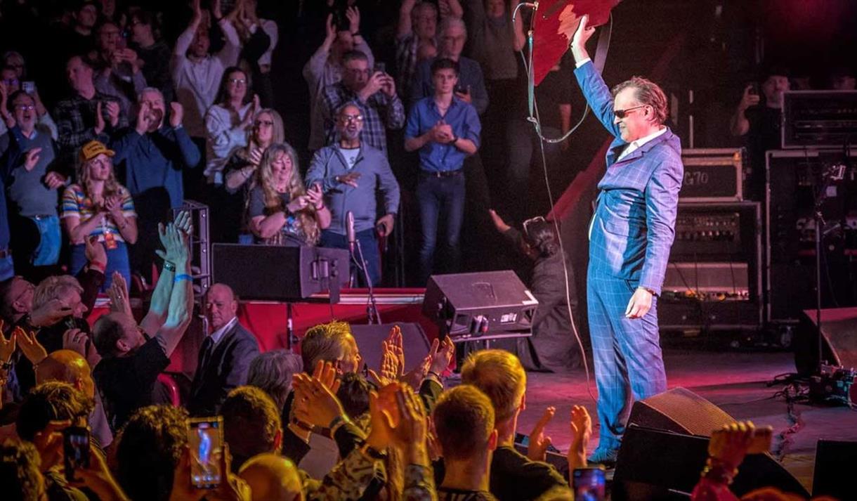 Photo of Joe Bonamassa on stage