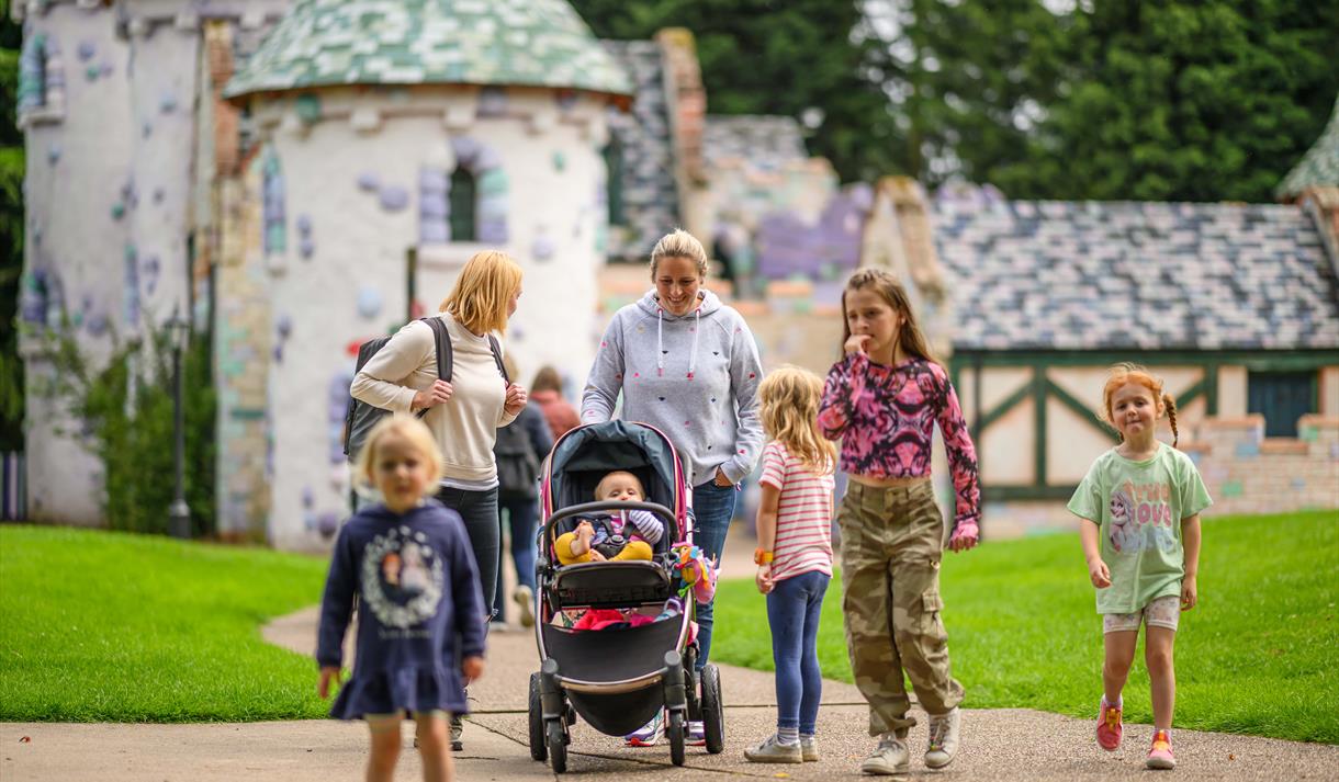 Photo og a family at Sundown Adventureland