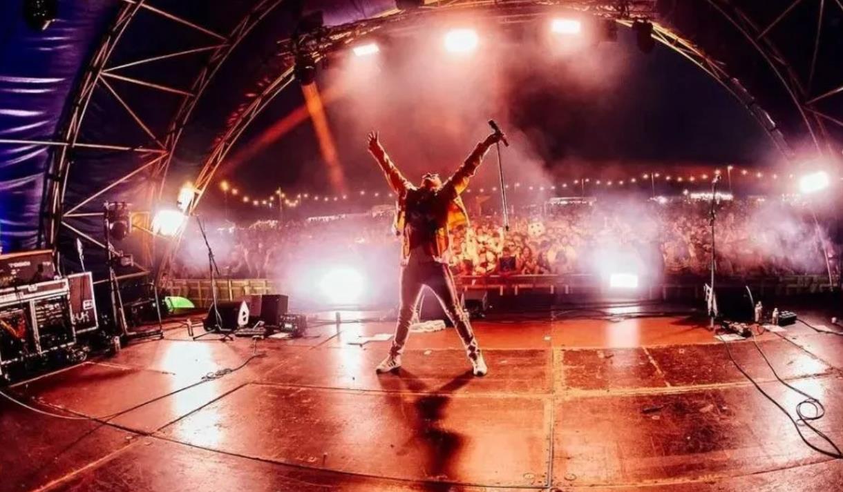 Freddie Mercury raises his arms to the crowd