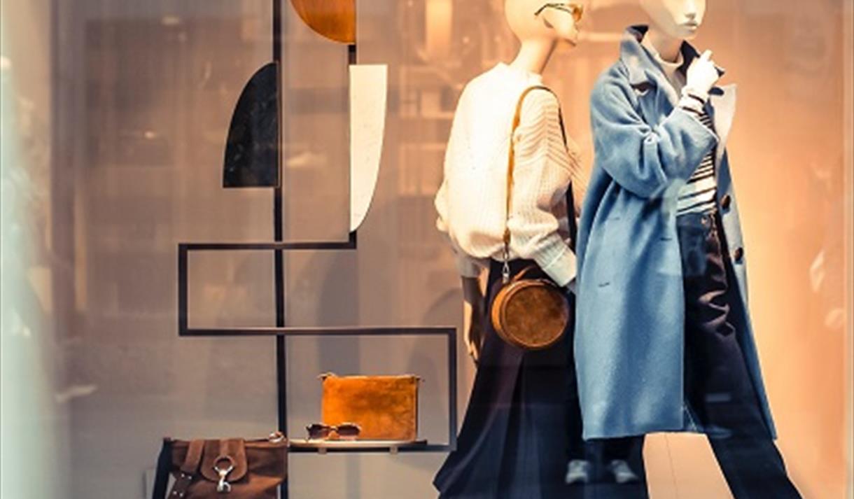 Visual Merchandising - manakins in a shop window