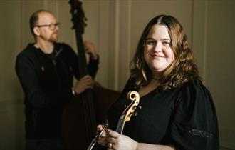 image of the performer Jackie Oates