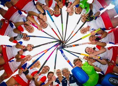 Image of a hockey team in a circle.
