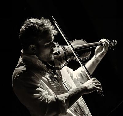 Ben Holder Trio, Violinist in monochrome