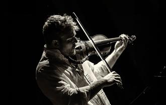 Ben Holder Trio, Violinist in monochrome