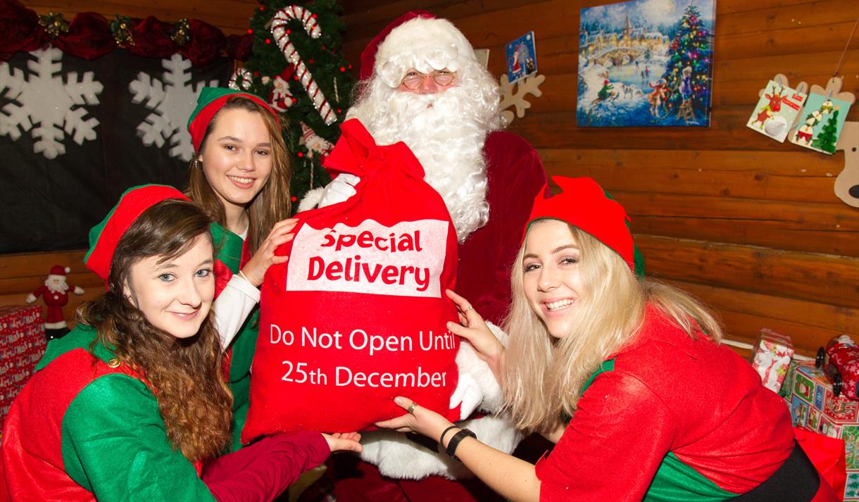 Santa S Arrival At Notcutts Dukeries Garden Centre Visit Nottinghamshire
