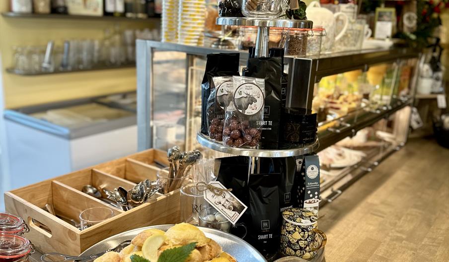 Kaffe,vaffler og deilige kaker, Kuleis, nysmurte baguetter og rundstykker og smørbrød