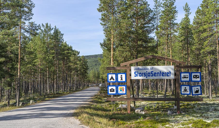 Hovedportal sett fra fylkesveg.