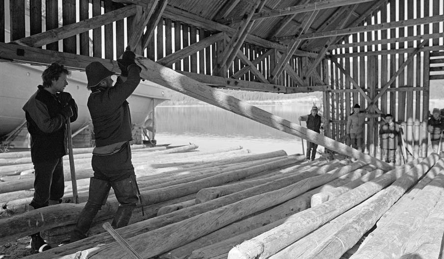Bilde fra 1951 som viser mottak av tømmer fra M/S storsjø