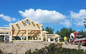 Laftet bygg montert fra lastebil. Solskinnsdag.