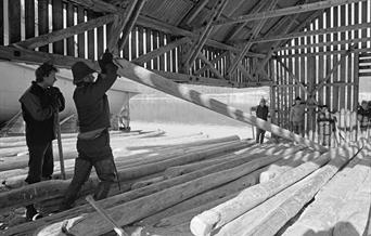 Bilde fra 1951 som viser mottak av tømmer fra M/S storsjø