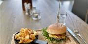 Ælj burger m. Tyttebær rømme og tykke fries
