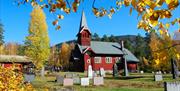 Sjøli kirke i vakkert høstvær, Rendalen