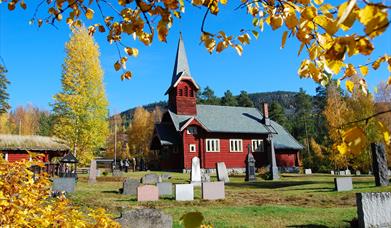 Sjøli kirke i vakkert høstvær, Rendalen