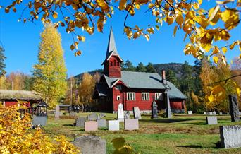 Sjøli kirke i vakkert høstvær, Rendalen