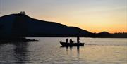 Tre fiskere i båt, Rendalen Guiding og Naturopplevelser