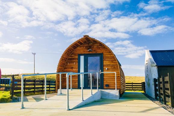 Cnoc Nan Uan Lodge ramp access to pod