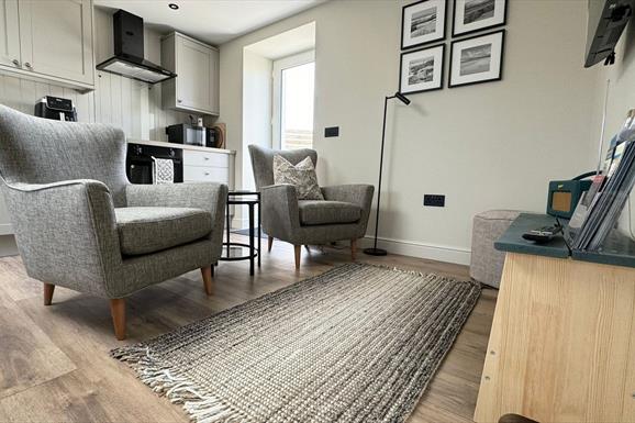 No. 21 kitchen & sitting area