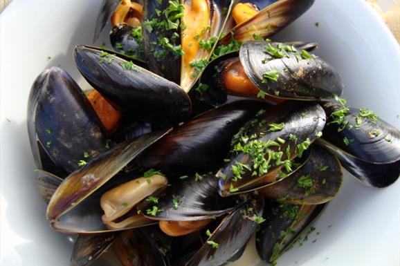 Eat Drink Hebrides - Harris Hotel plate of mussels