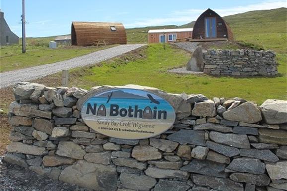 Na Bothain, Sandy Bay Wigwams ® entrance with signage