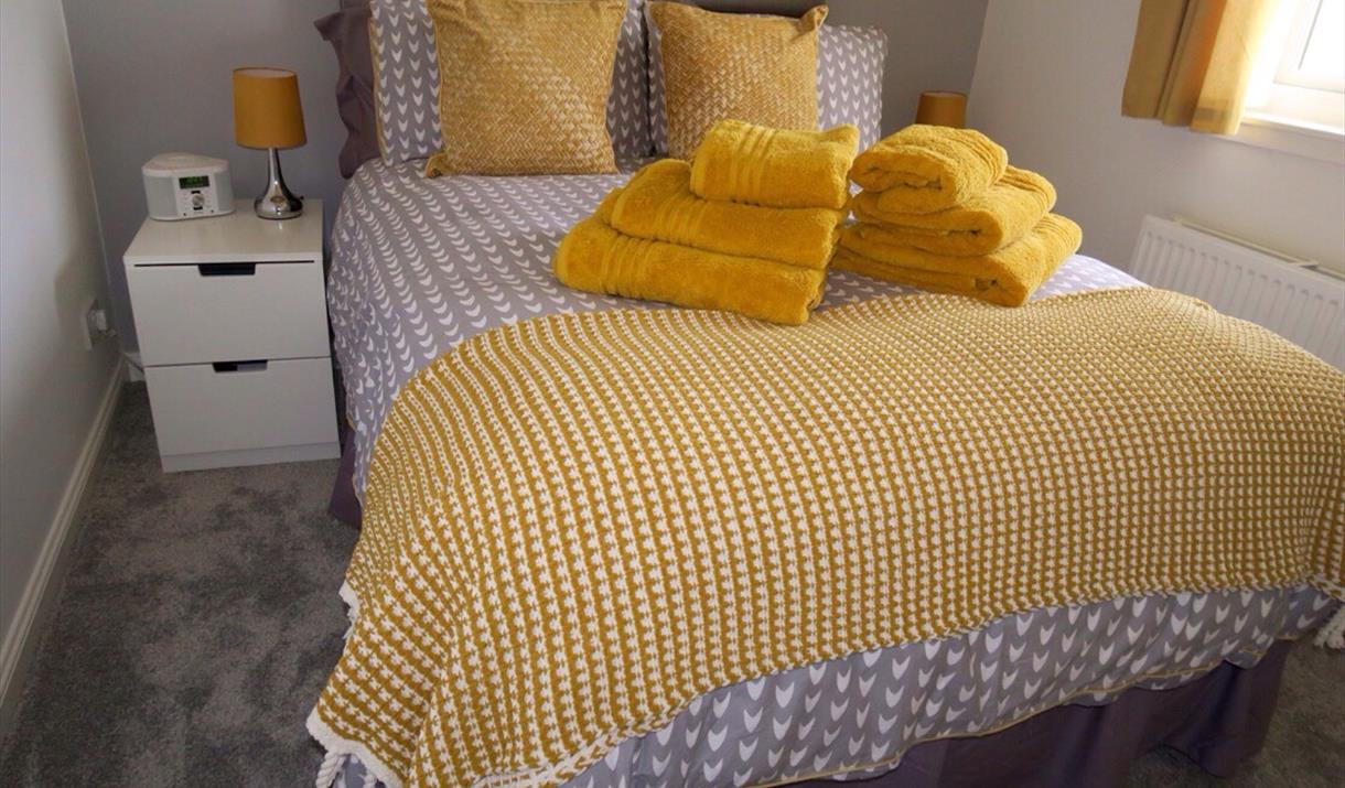 Sealladh A' Chaolais  yellow & grey bed