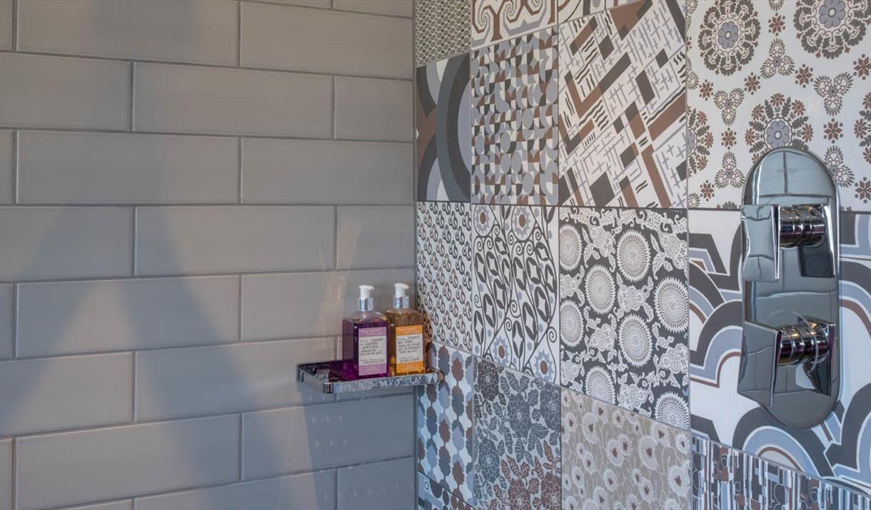 Fir Chlis shower wall