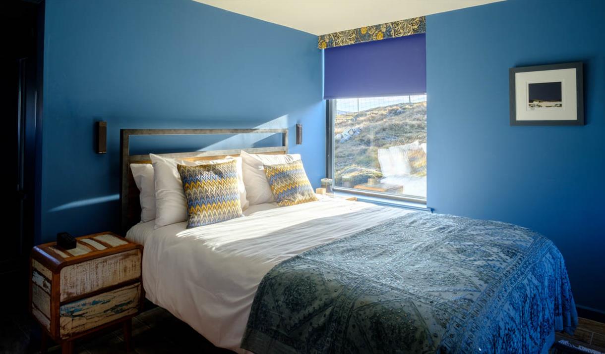 Fir Chlis bedroom with blue walls