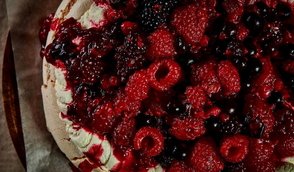 Isle of Harris Gin and Raspberry Pavlova © Euan Anderson